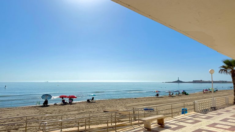 Impresionante Piso en Planta Baja con Vistas al Mar Mediterráneo en La Manga del Mar Menor 🌊🏖️